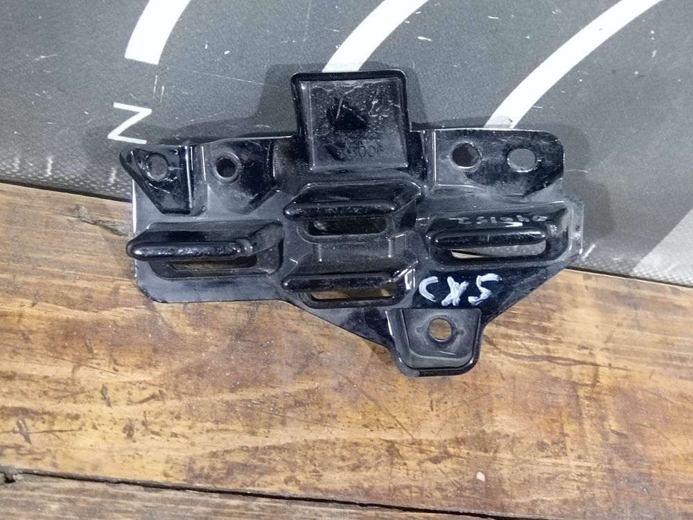 Кронштейн решетки радиатора левый Mazda CX-5 2 (KF) 21-нв Б/У Оригинал KSD450164