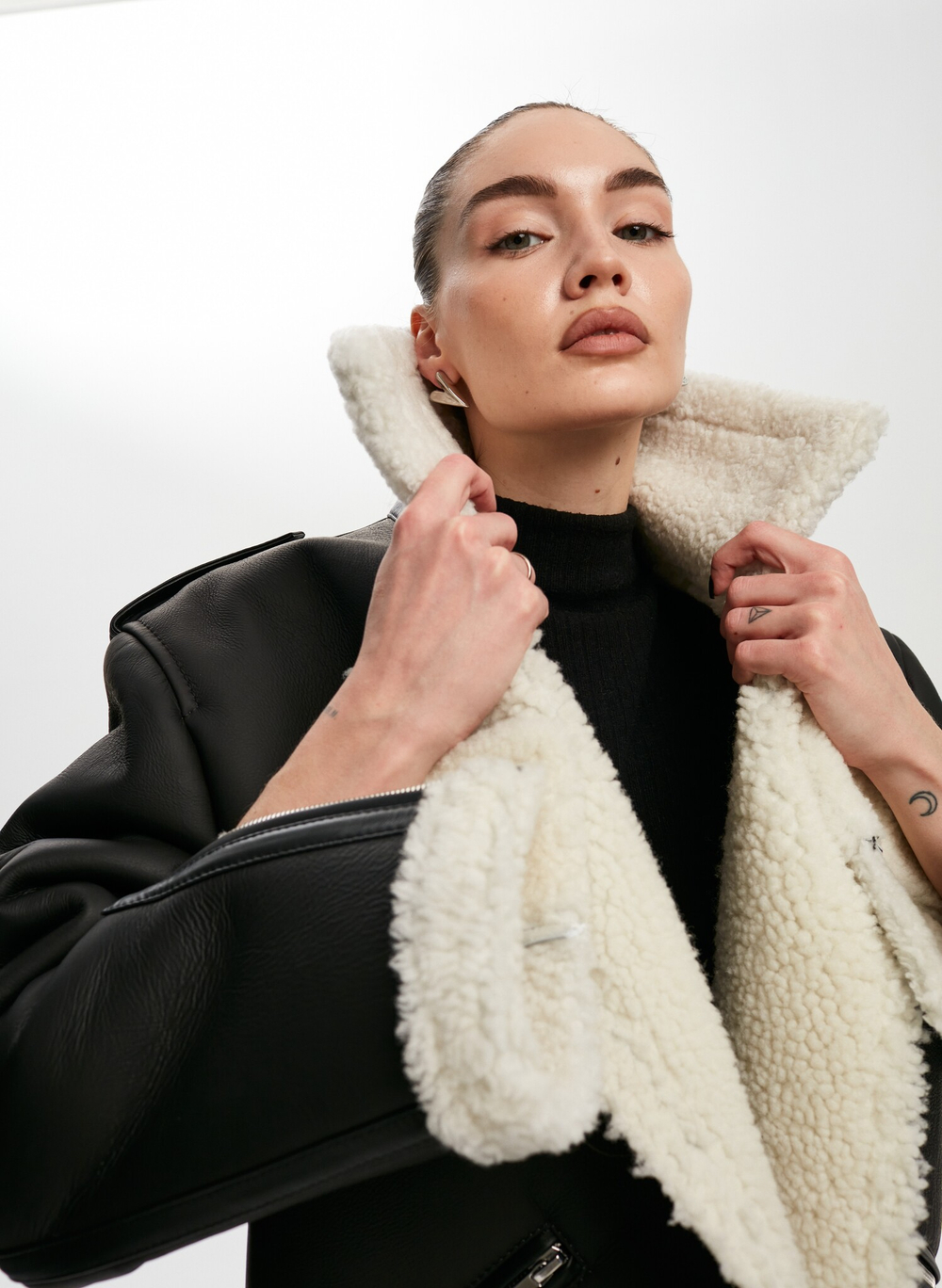 Дубленка черная с белым мехом