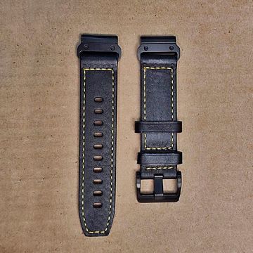 Ремешок кожаный QuickFit 22 мм для Garmin Fenix 7 / 6 / 5, Forerunner 935 / 945 / 955, instinct, instinct 2, Epix Gen 2 быстросъемный (Черный, желтая строчка)