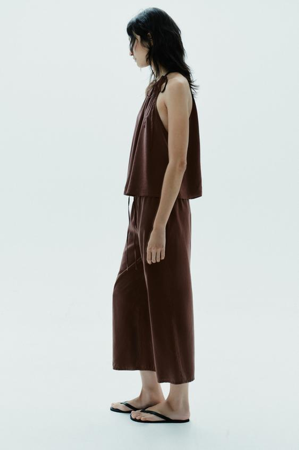 ZARA УКОРОЧЕННЫЕ БРЮКИ ИЗ СТРУЯЩЕЙСЯ ТКАНИ, КОРИЧНЕВЫЙ