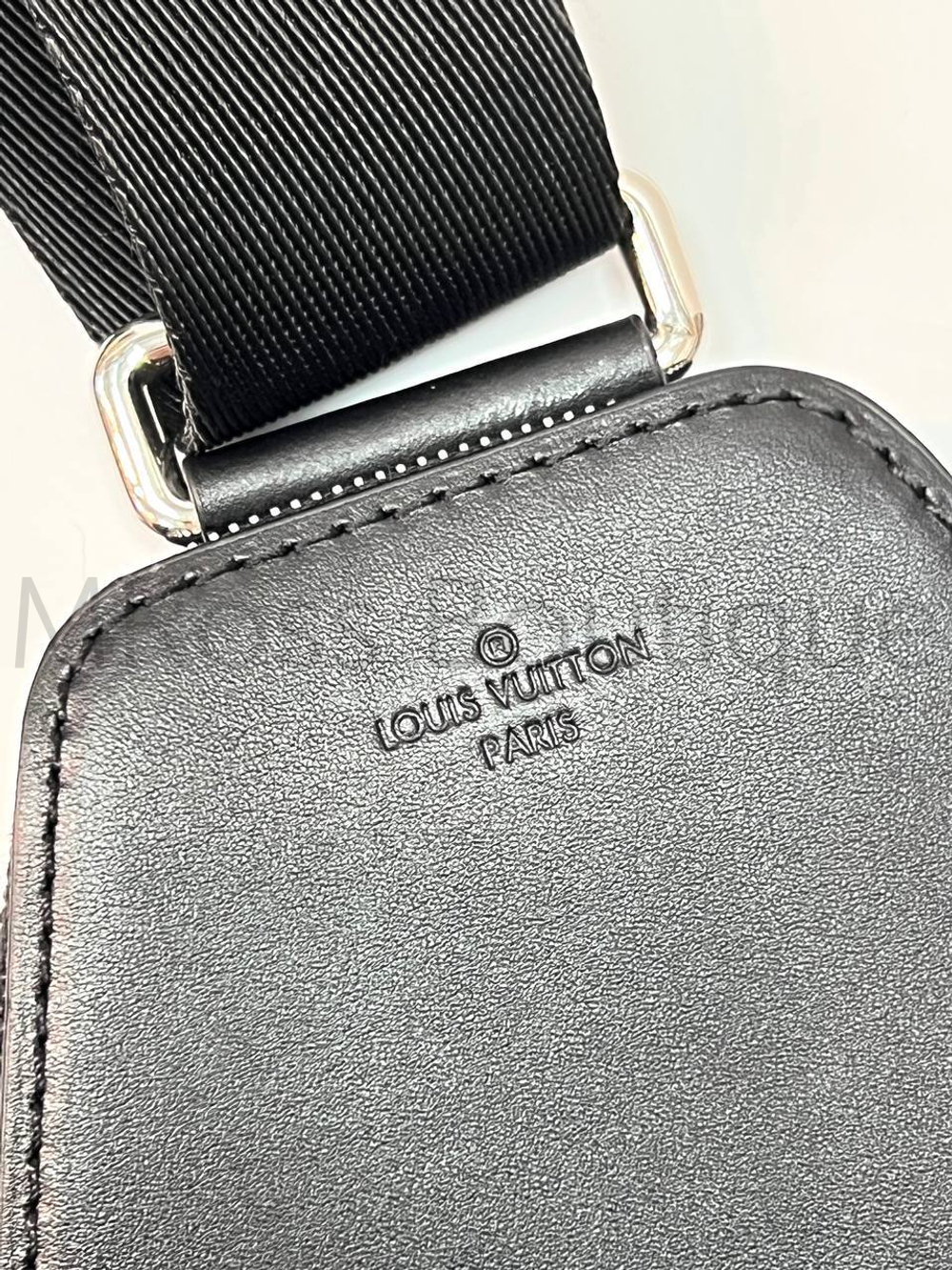 Кожаная черная сумка Avenue Sling NM Louis Vuitton