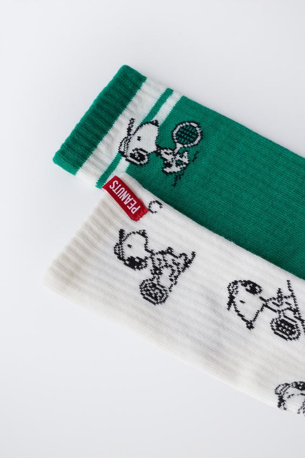 ZARA НАБОР ИЗ ДВУХ ПАР ВЫСОКИХ НОСКОВ SNOOPY PEANUTS™, ЗЕЛЕНЫЙ/БЕЛЫЙ