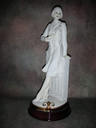 Статуэтка. Фарфор. Женщина врач. Capodimonte. Италия