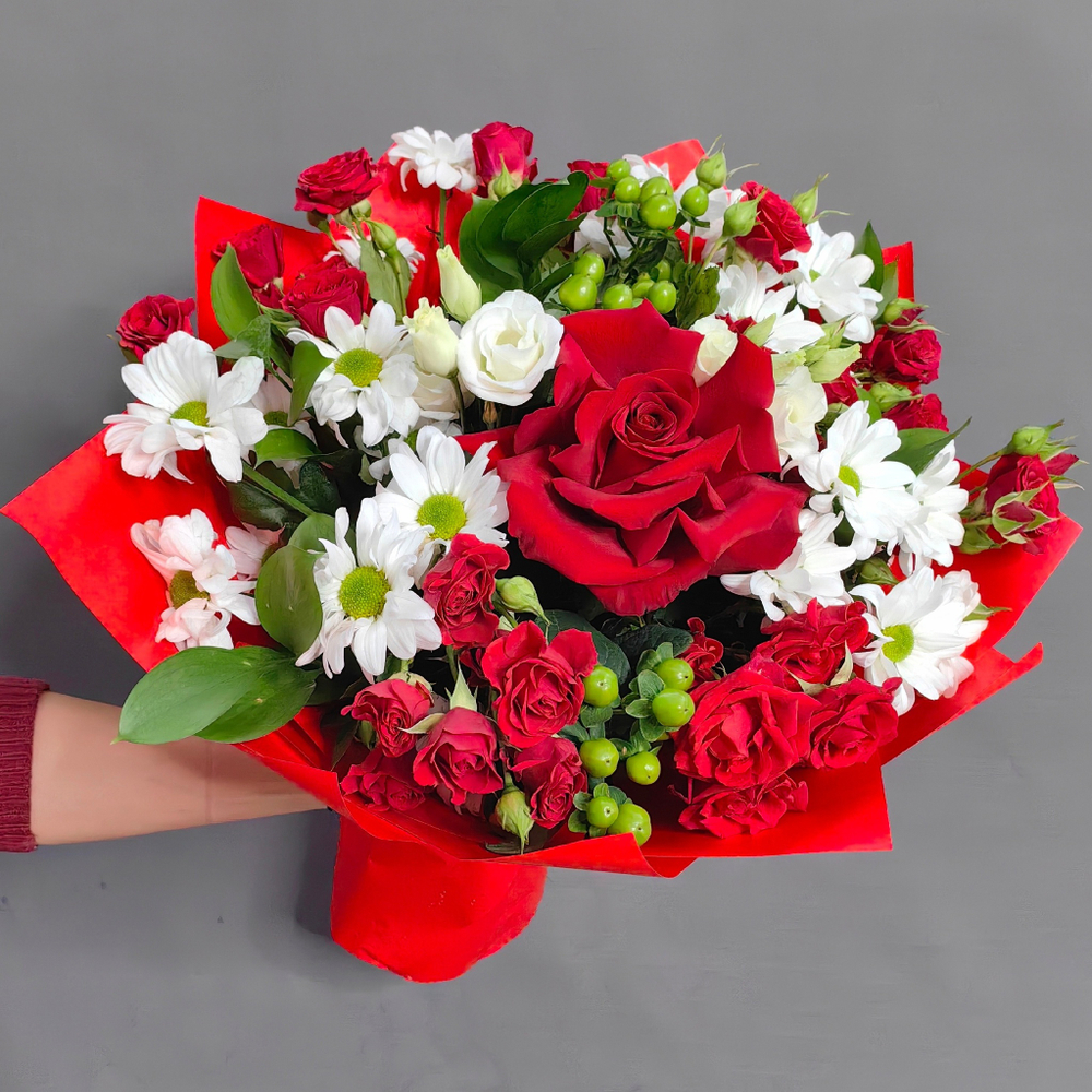 Авторский букет в бело-красной гамме