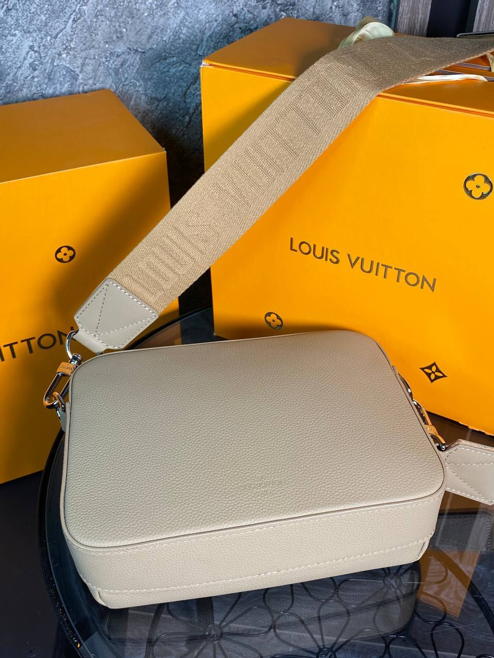 Сумка-мессенджер Louis Vuitton