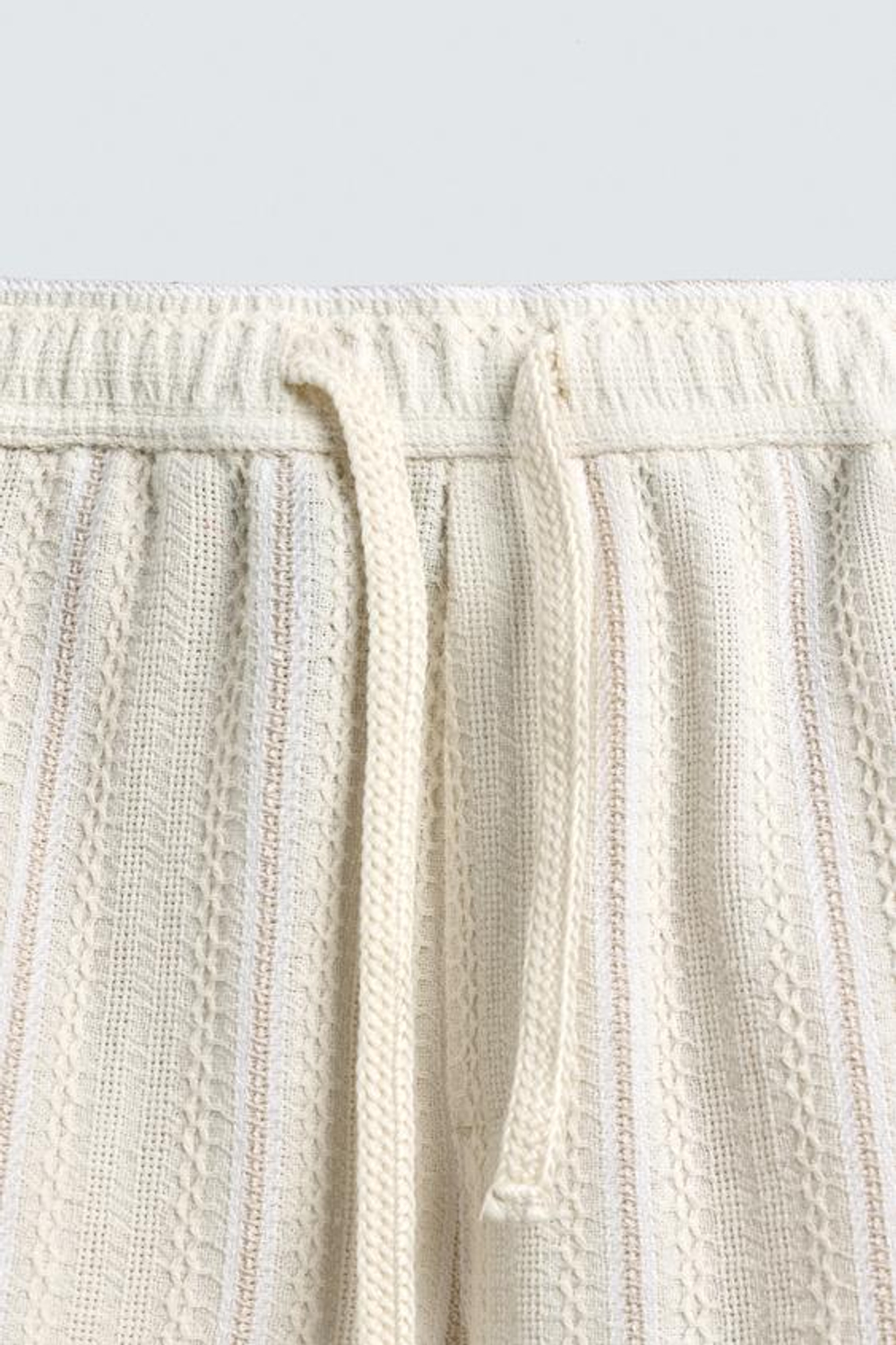 ZARA ШОРТЫ КЛАССИЧЕСКОГО КРОЯ ИЗ РЕЛЬЕФНОЙ ТКАНИ, ЭКРЮ