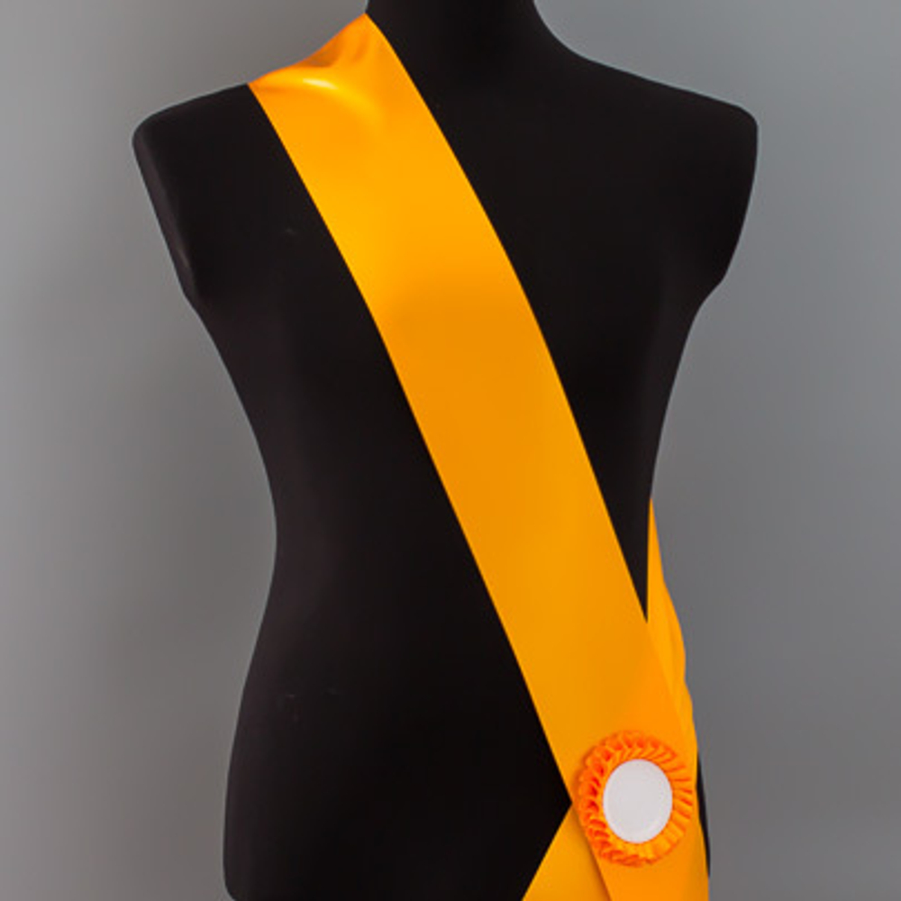 Лента наградная для конкурса красоты С НАНЕСЕНИЕМ. Цвет ленты ЖЁЛТО-ЗОЛОТЫЕ. Крепление розетка с лого.