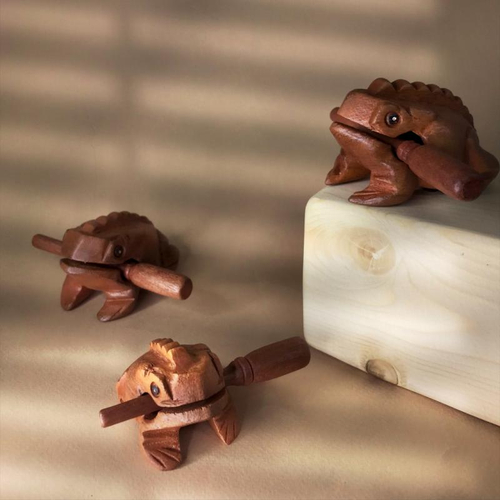 Жаба квакающая из дерева сувенир