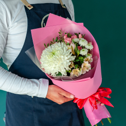 Сборный мини букет в розовом оформлении с одноголовой хризантемой