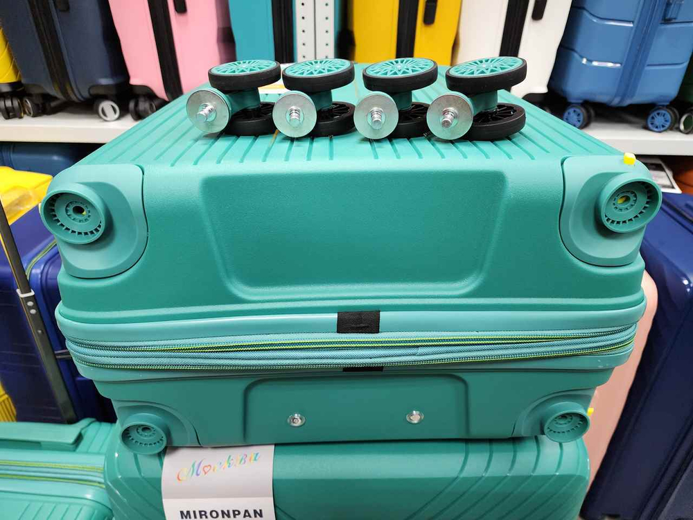 Чемодан Средний (М) полипропилен "Mironpan" съёмные колёса