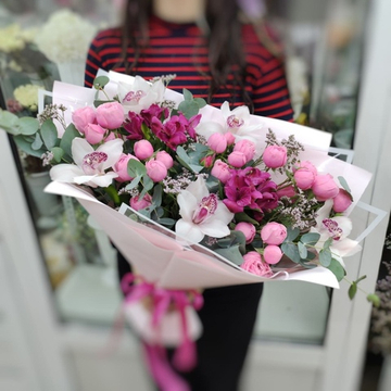 Авторский букет с белыми орхидеями