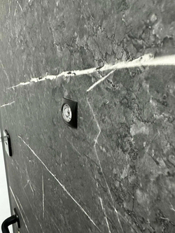 Входная металлическая дверь с зеркалом Интекрон Профит Black Лава / Зеркало Макси сосна белая