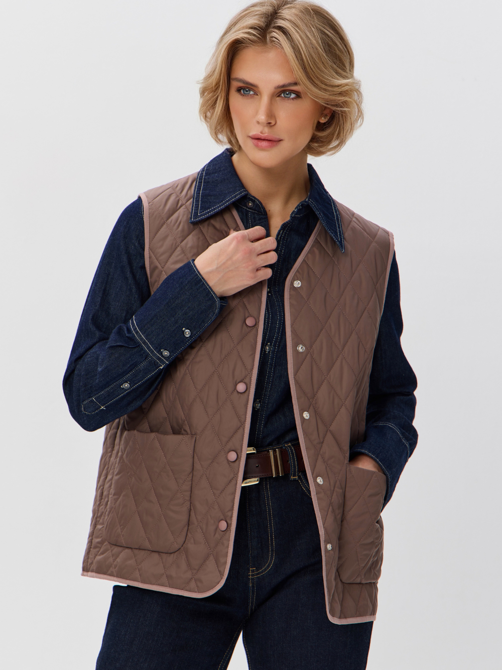 Легкий стеганый жилет с накладными карманами