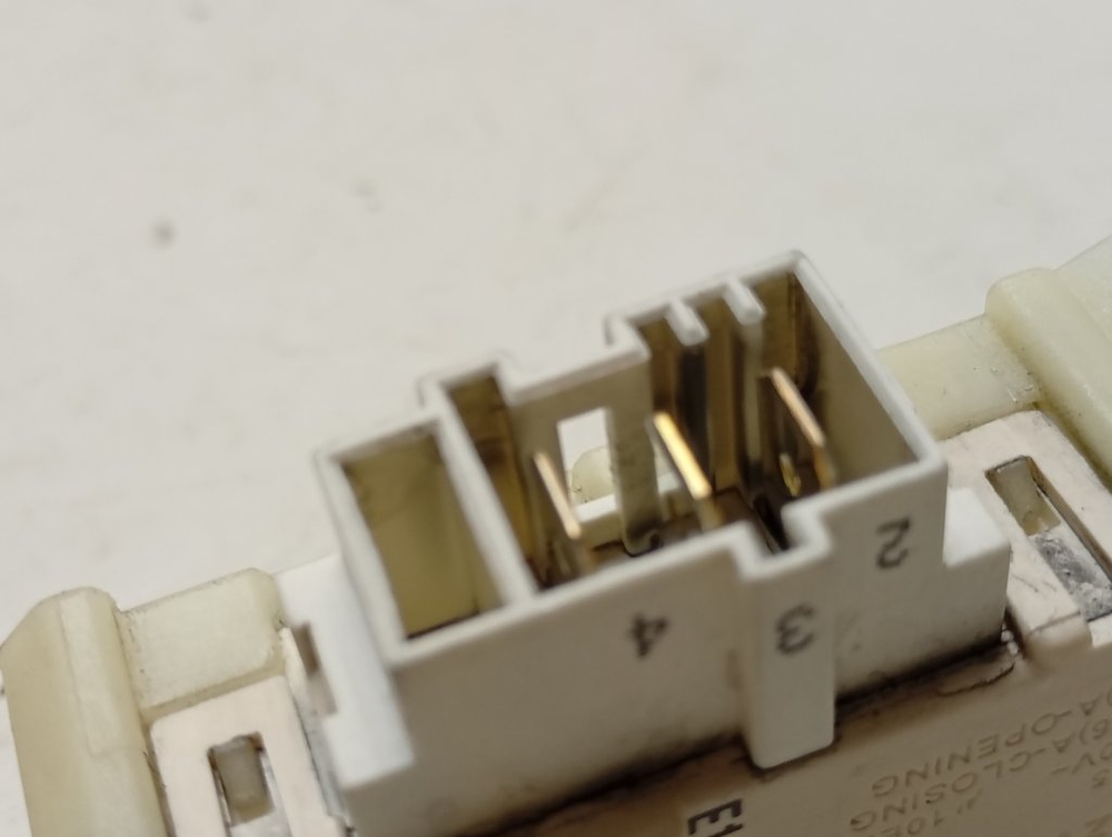 IWUE4105CIS кт64 Блокировка люка для стиральной машины Indesit IWUE4105CIS б/у