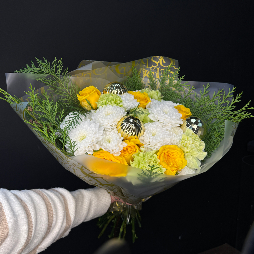 Букет с новогодними шариками, хризантемой и розами