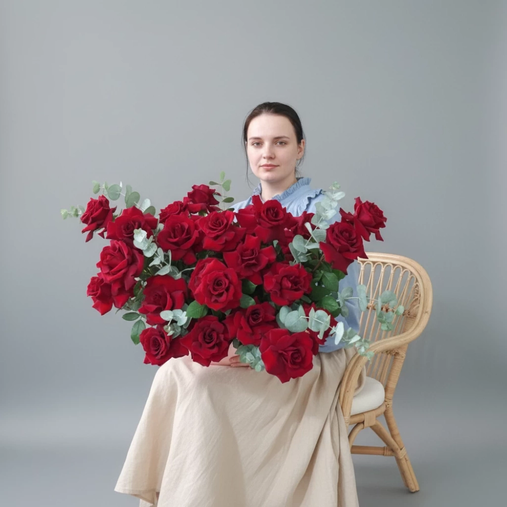 Композиция в шляпной коробке с французскими розами.