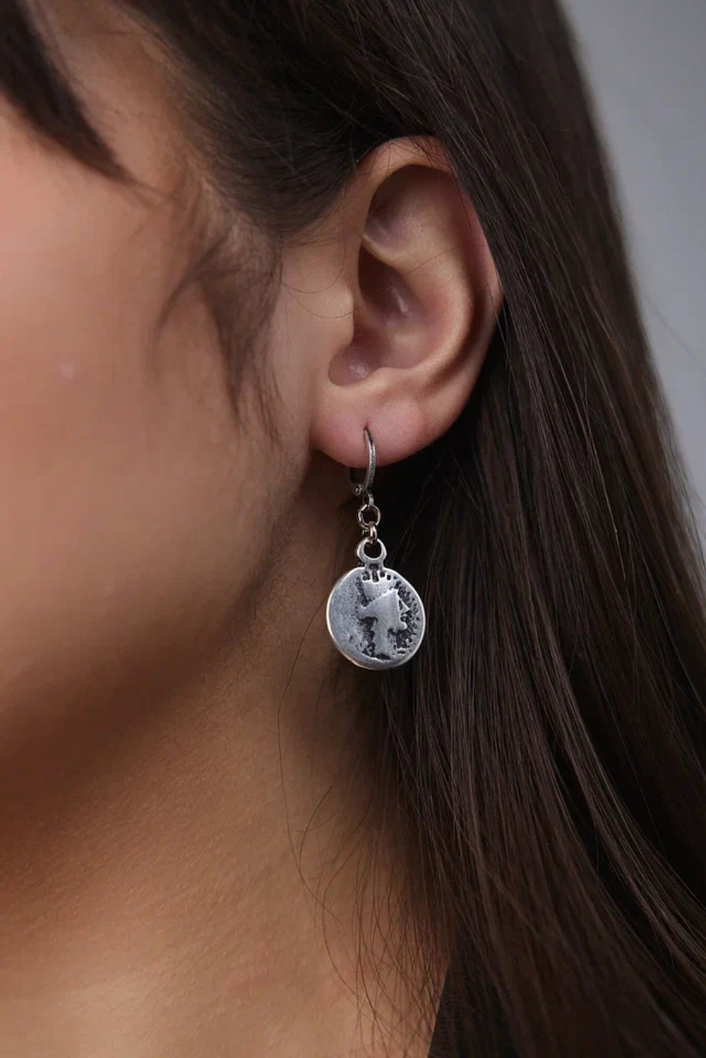 Серьги монеты с профилем королевы Елизаветы, оттенок серебро, замок левербек