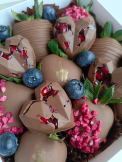 Клубника в шоколаде, гранат в шоколаде