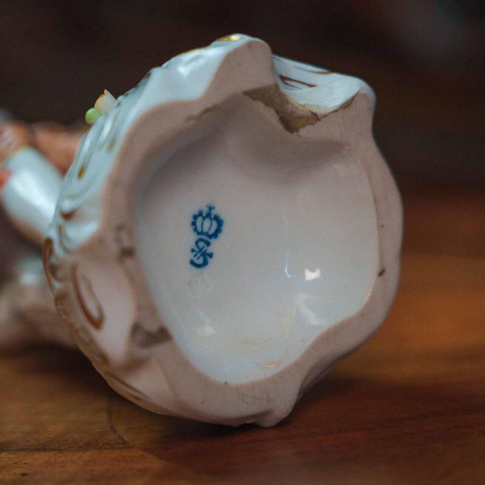 Фарфоровая статуэтка «Кавалер с корзиной цветов»