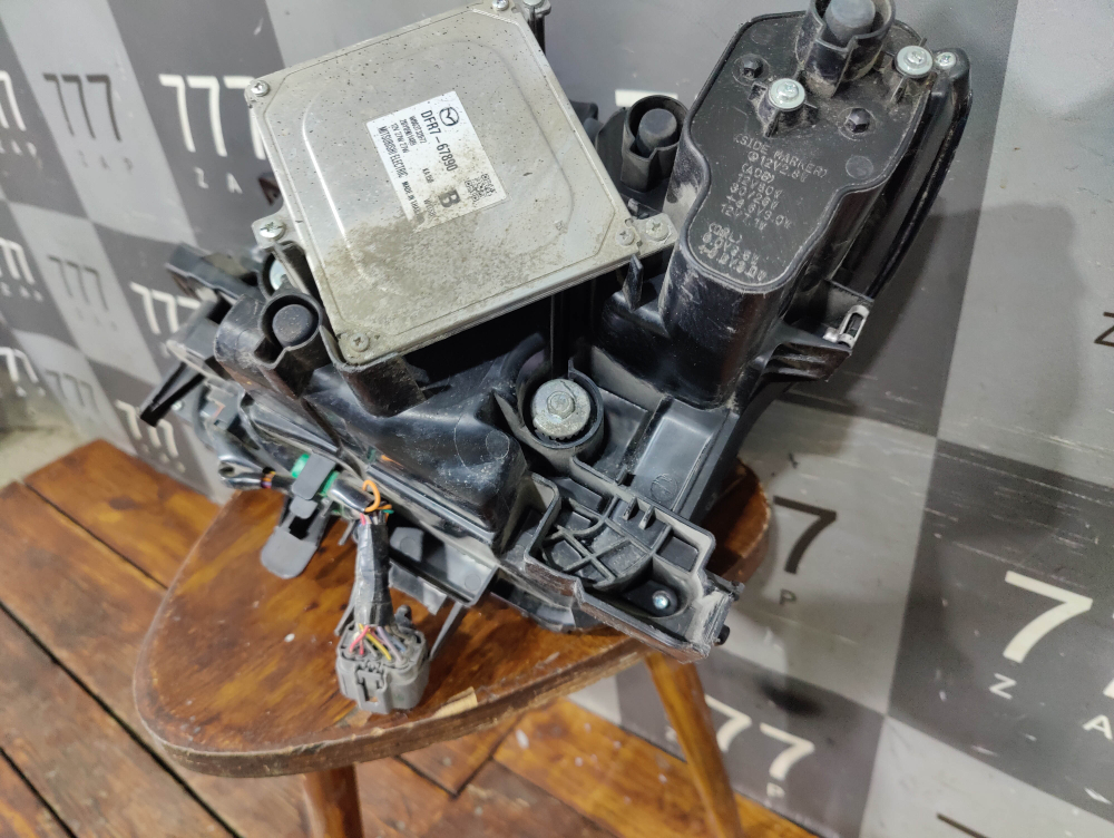Фара правая LED Mazda CX-30 19-нв Б/У Оригинал DFR751030