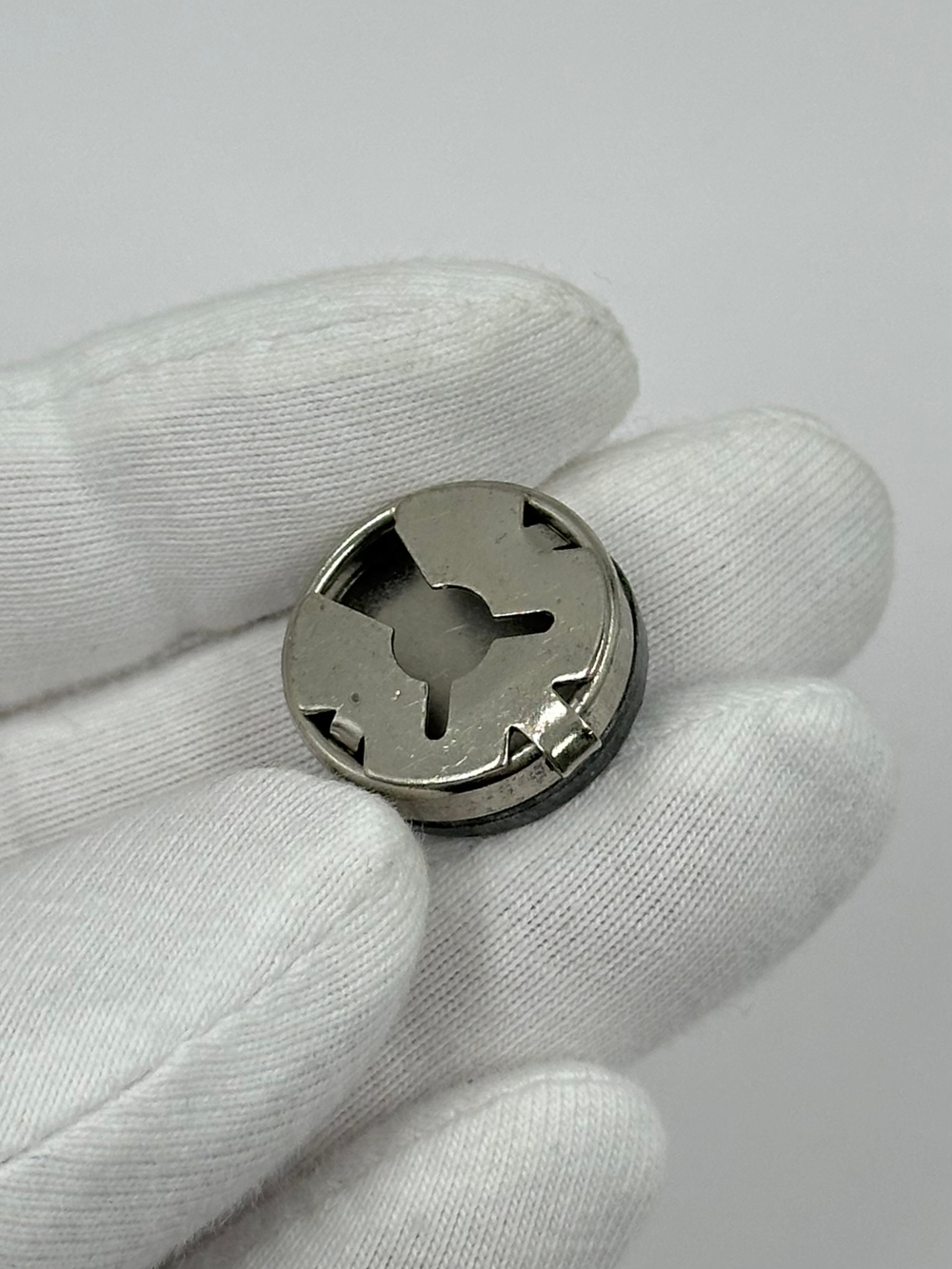 Накладка на пуговицу с голубой вставкой