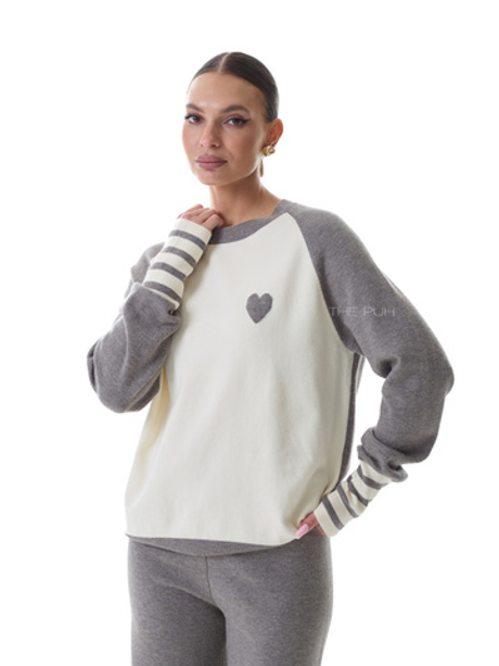 Серый трикотажный костюм с сердцем