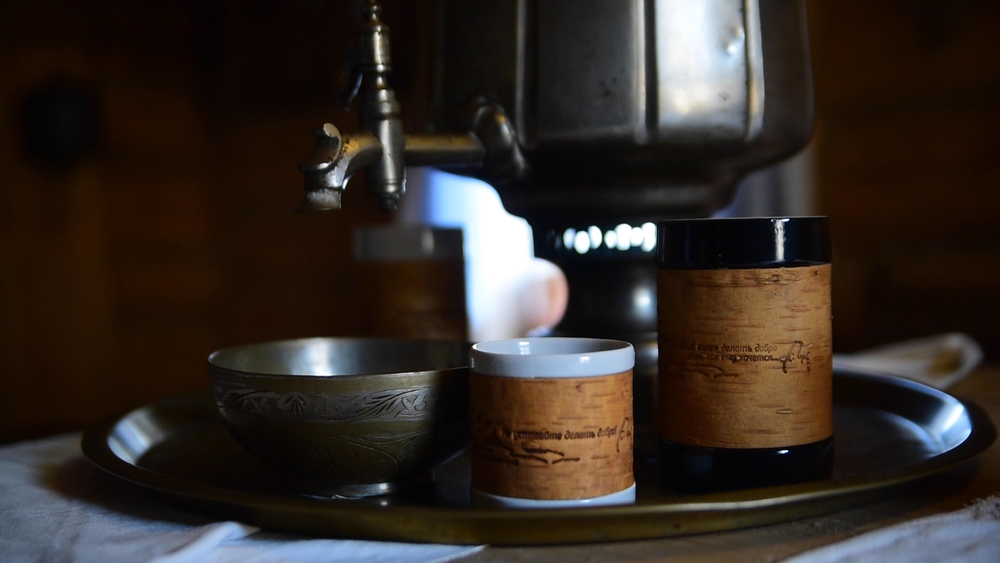 Кружка большая фарфоровая c берестой и с цитатами Чехова. Chekhov forever.