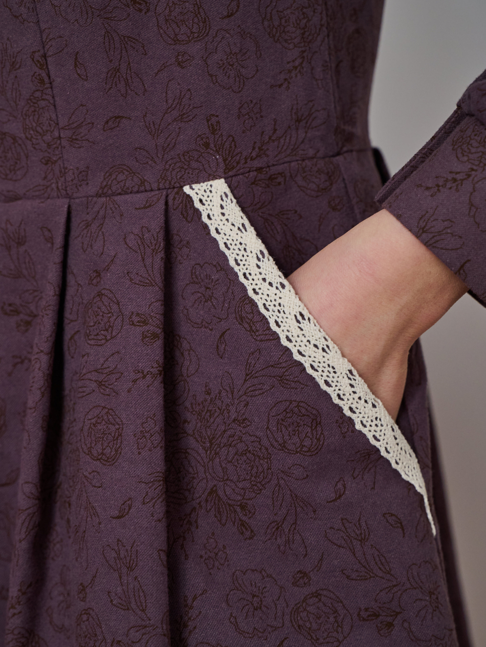 Платье с квадратным вырезом