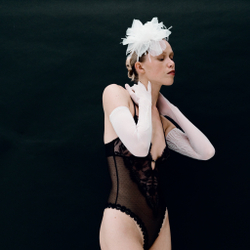 Перчатки белые длинные с декором