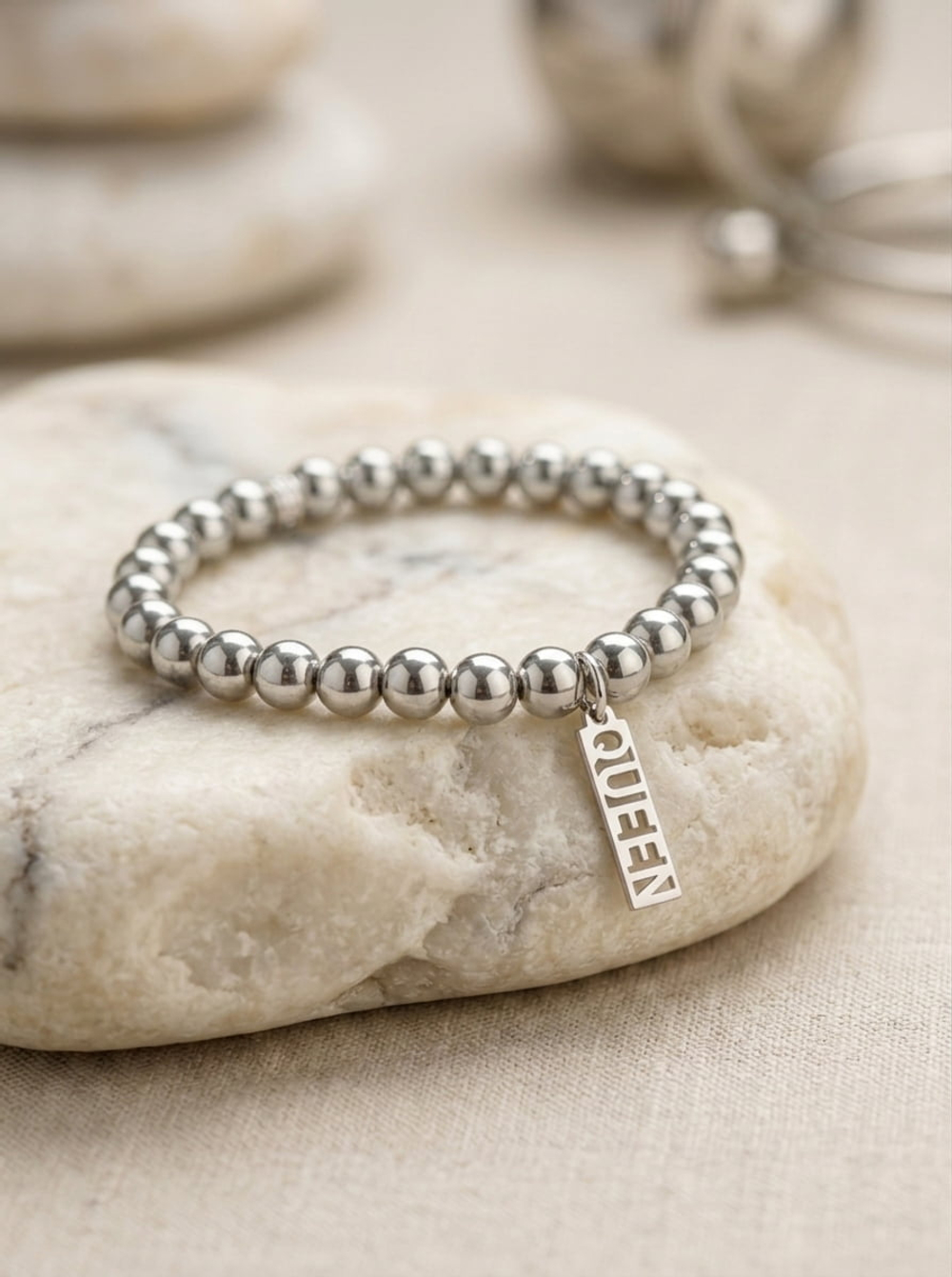 Браслет Кровавик светлый 6 мм с подвеской «QUEEN» из серебра