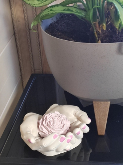 Кашпо из гипса "Руки"