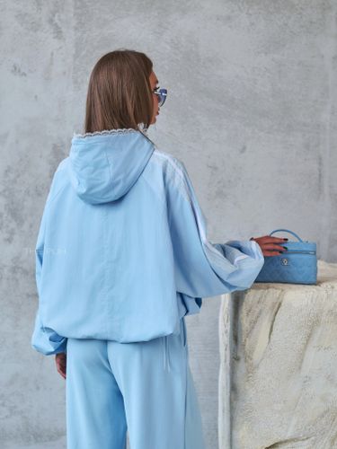 Голубая оверсайз ветровка с кружевной отделкой