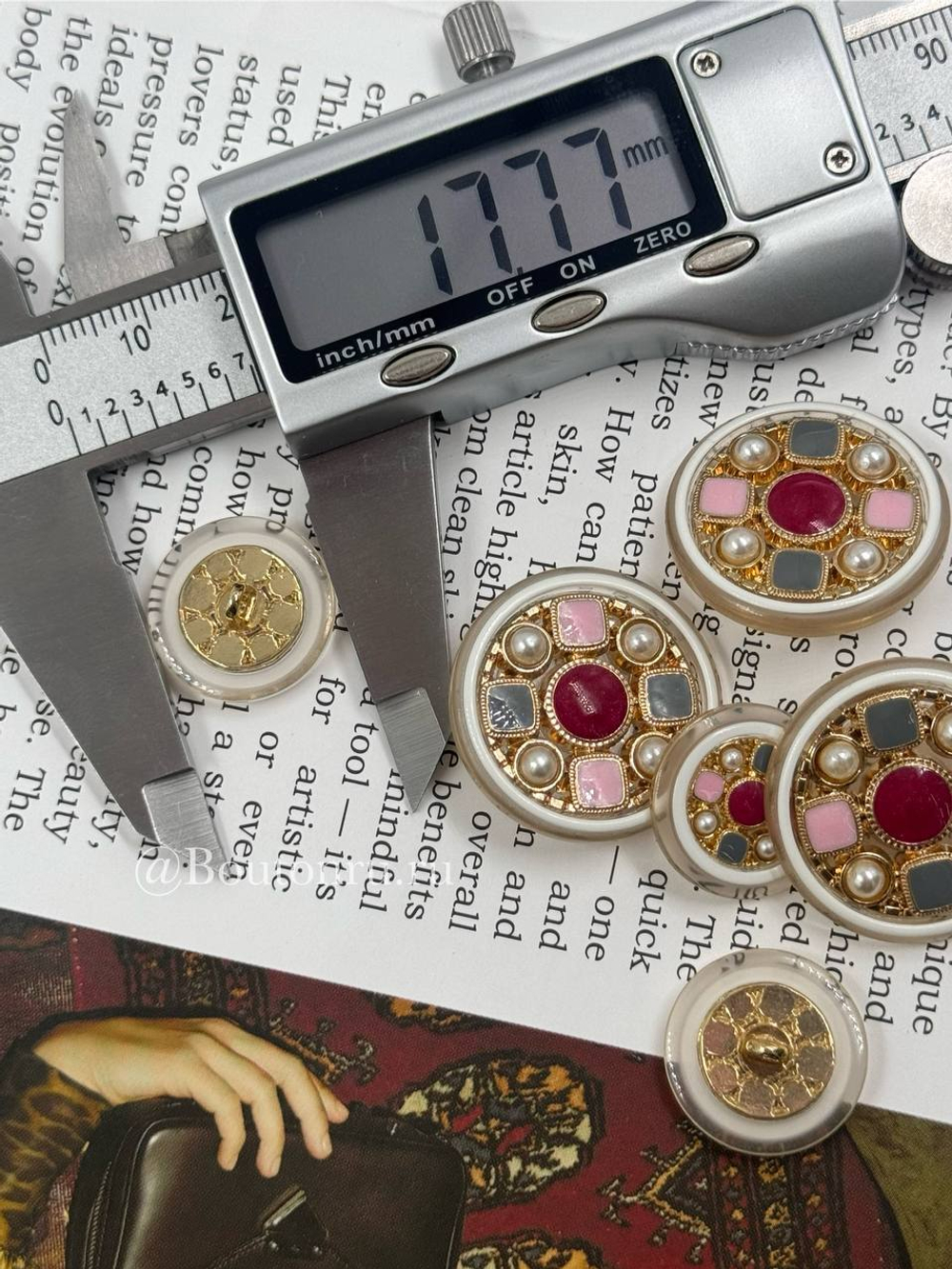 Пуговицы золотистые с розовой и серой эмалью и жемчугом