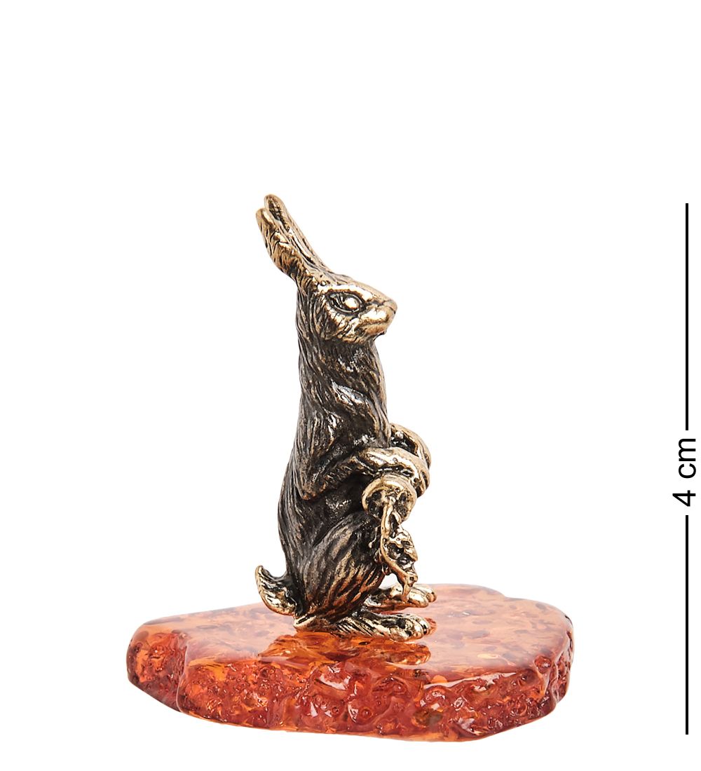 AM-1810 Фигурка «Заяц с морковкой» (латунь, янтарь)