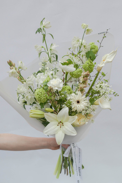 Нежный букет с лилией ко дню матери