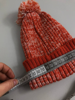 Шапка с помпоном морковного цвета