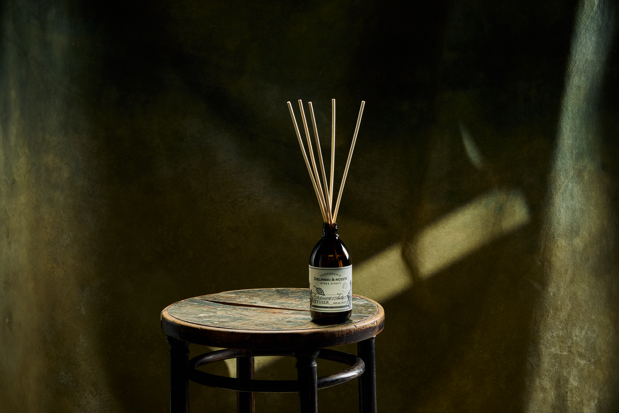 Диффузор. Средство для ароматизации помещений Дубовый мох, Амбра / Лимитированная серия с дизайном художника Pavlik_Pavlik (425мл)