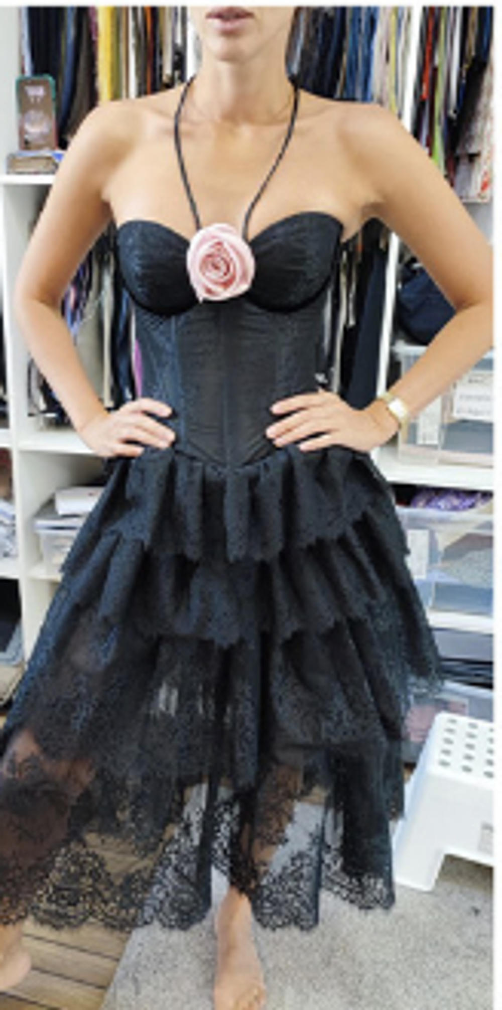 Платье корсетное миди из кружева с цветком