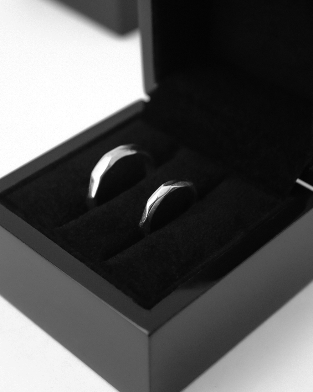 Футляр «БИЛЛИ» 70×70×60 мм, открытый вид, чёрная искусственная замша внутри