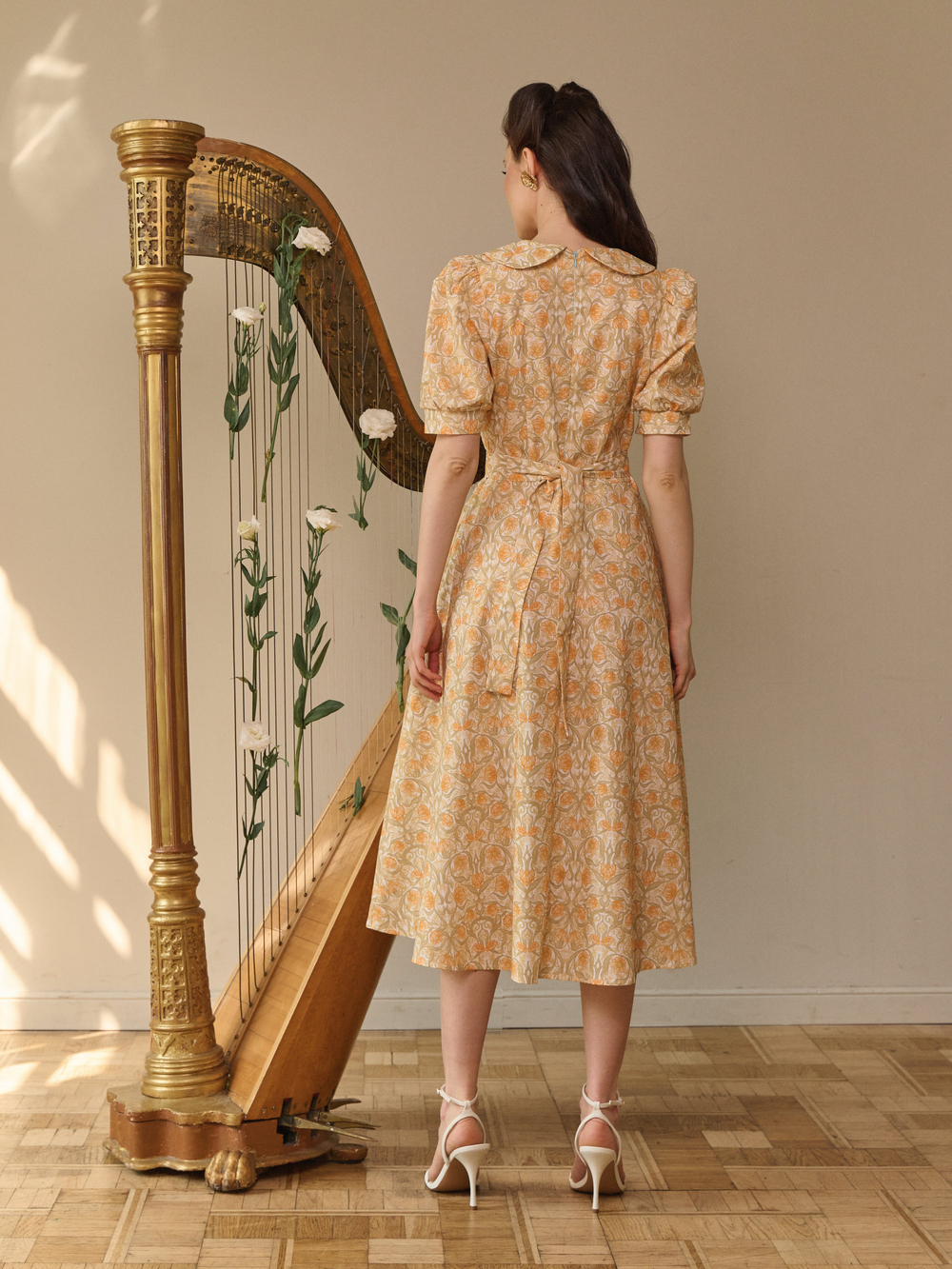 Платье с отложным воротником