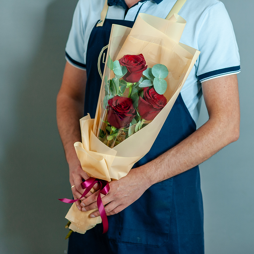 Букет из 3 роз Эквадор с эвкалиптом