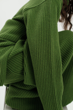 Зелёный шерстяной свитер