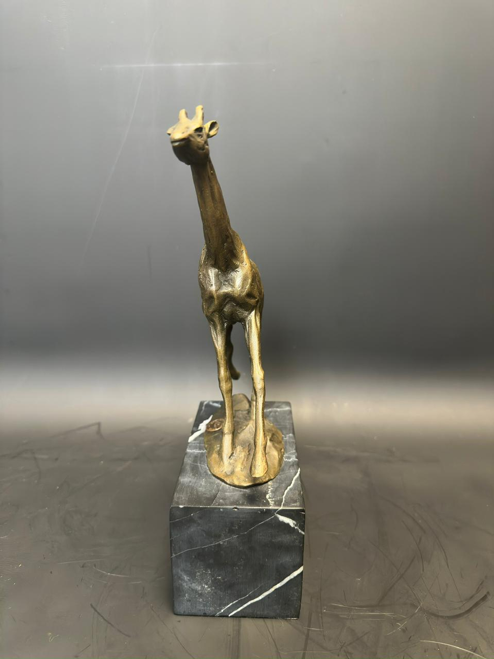 Бронзовая статуэтка «Жираф на постаменте»