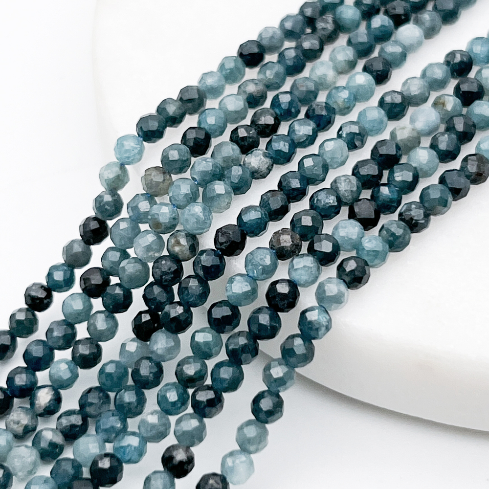 Турмалин синий граненый бусины, диаметр около 3,2 мм, цена за отрезок 19 см (1/2 нити)