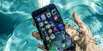 Смартфон упал в воду на пляже: какая защита IP реально работает
