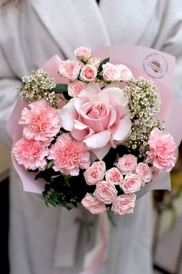 Букет «Розовая нежность» (роза французская, розы кустовые, диантус, хамелациум)