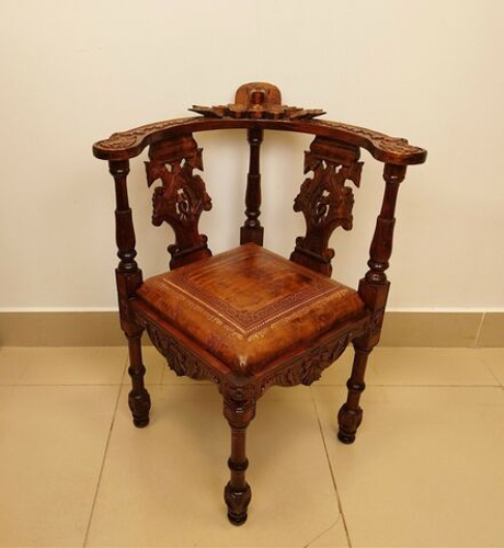 Винтаж: Угловое резное кресло в стиле Ренессанс