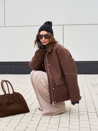 Коричневая куртка с меховым воротником