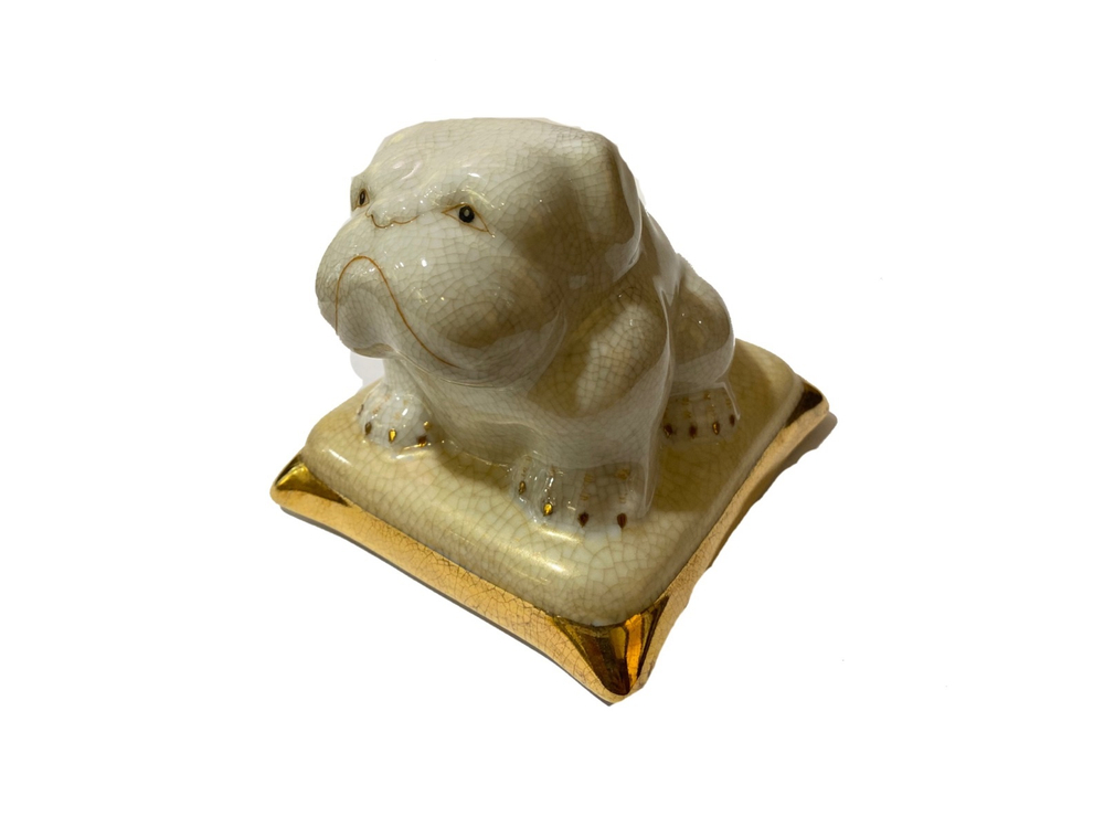 Бульдог на золотой подушке