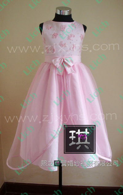 Платье из атласа и шифона с декором лифа бисером